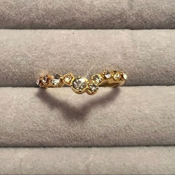 🤯5/$20🤯 NEW Gold Tone V-Shaped Diamond Crystal Ring - Picture 1 of 4